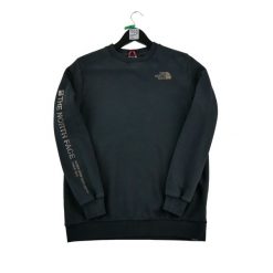Koszulka z dresu TNF Black dla kobiet. Czarne t-shirty damskie The North Face, bez wzorów, z dresówki, bez kołnierzyka. Za 127.76 zł.