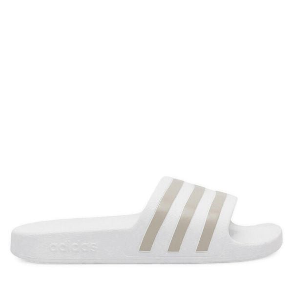 Klapki adidas. Białe klapki damskie Adidas, bez wzorów, bez obcasa. Za 99.99 zł.