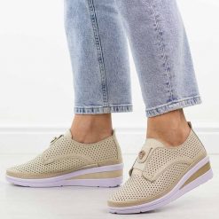 Beżowe skórzane ażurowe półbuty damskie na koturnie T.Sokolski 198. Brązowe półbuty damskie Sokolski, na lato, w ażurowe wzory, ze skóry, eleganckie, bez obcasa, na koturnie, bez zapięcia. Za 299.00 zł.