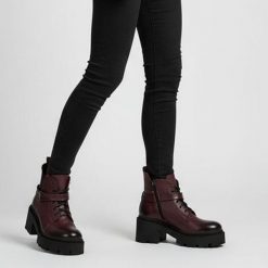 Botki damskie Armodo, ze skóry licowej na klocku z broszką na suwak ocieplane z okrągłym noskiem, bordowe, 60557-V. Czerwone kozaki damskie Armodo, ze skóry, z okrągłym noskiem, bez obcasa, na obcasie. Za 382.99 zł.
