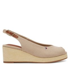 Sandały Tommy Hilfiger. Brązowe sandały damskie Tommy Hilfiger, bez wzorów, bez obcasa, na koturnie, bez zapięcia. Za 249.99 zł.