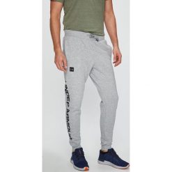 Under Armour - Spodnie Rival. Szare spodnie sportowe męskie Under Armour, z bawełny. W wyprzedaży za 179.90 zł.