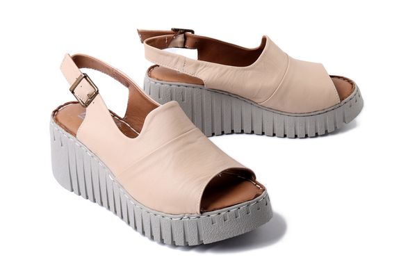 ARTIKER RELAKS 56C0957 beżowy, sandały damskie. Brązowe sandały damskie Artiker Relaks, bez wzorów, bez obcasa, na koturnie, bez zapięcia. Za 249.90 zł.