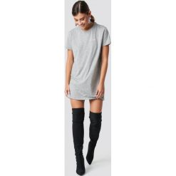 NA-KD T-shirtowa sukienka Babe - Grey. Szare sukienki damskie NA-KD, z nadrukiem, z okrągłym kołnierzem. Za 80.95 zł.