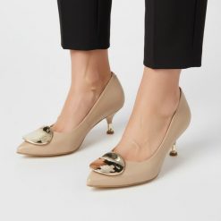 Czółenka damskie Chebello, ze skóry naturalnej licowej szpiczasty nosek metalowa ozdoba na przodzie niski obcas typu kitten heel, beżowe, 4929_-308-0. Brązowe czółenka damskie CheBello, z aplikacjami, ze skóry, biznesowe, ze szpiczastym noskiem, bez obcasa, na obcasie, bez zapięcia. Za 559.00 zł.