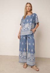 Niebieski Komplet Wiskozowy Szerokie Spodnie i Luźna Bluzka z Nadrukiem Paisley Thela. Niebieskie bluzki damskie Born2be, l, bez wzorów, z wiskozy, biznesowe, bez kołnierzyka, plus size, bez ramiączek. Za 99.99 zł.