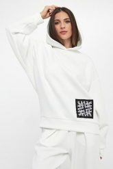 Bluza damska z logo Verite MMC STUDIO. Bluzy damskie MMC STUDIO, uniwersalny, bez wzorów, bez kaptura. Za 699.00 zł.