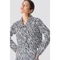 NA-KD Trend Kurtka jeansowa Zebra - Black,White. Białe kurtki damskie NA-KD Trend, z motywem zwierzęcym, z jeansu. Za 323.95 zł.
