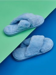 Kapcie z futerkiem - niebieski. Niebieskie kapcie damskie Sinsay, bez wzorów. Za 25.99 zł.