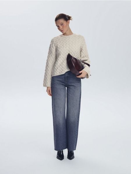 Strukturalny sweter - beżowy. Brązowe swetry damskie Reserved, l, bez wzorów, z dzianiny, bez kołnierzyka, bez ramiączek, bez kaptura. Za 129.99 zł.