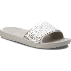 Klapki CROCS - Sloane Graphic Etched Slide W 205130 Pearl White/Silver. Szare klapki damskie Crocs, z tworzywa sztucznego. W wyprzedaży za 149.00 zł.