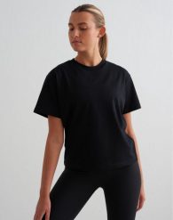 Damski T-shirt pudełkowy, z bawełny organicznej, haftowane logo Boxy czarny. Czarne t-shirty damskie Aim'n, s, bez wzorów, z bawełny, klasyczne, bez kołnierzyka. Za 149.00 zł.