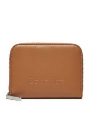 Calvin Klein Portfel Embossed Logo Zip Md K60K612437 Brązowy. Brązowe portfele damskie Calvin Klein, bez wzorów, ze skóry. Za 279.99 zł.