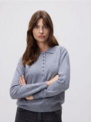 Wełniany sweter z kołnierzykiem - jasnoszary. Szare swetry damskie Reserved, l, bez wzorów, z wełny, bez kołnierzyka, bez ramiączek, bez kaptura. Za 199.99 zł.