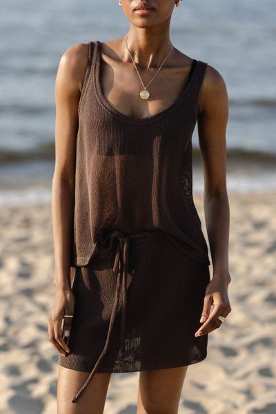 Mini spódniczka z wiskozy w kolorze COFFE SHAKE - MEGAN. Brązowe spódnice damskie Marsala, bez wzorów, z nylonu, eleganckie, mini, dopasowane. W wyprzedaży za 62.97 zł.