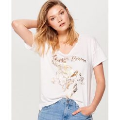 Koszulka z dekoltem w szpic - Biały. Białe t-shirty damskie Mohito, s, bez wzorów, bez kołnierzyka. Za 19.99 zł.