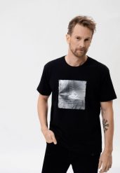 Koszulka z nadrukiem, Comfort Fit, T-VIBES. Białe t-shirty męskie Volcano, l, bez wzorów, z bawełny, klasyczne, bez kołnierzyka. Za 59.99 zł.