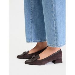 Czółenka Lasocki. Brązowe czółenka damskie Lasocki, bez wzorów, bez obcasa, bez zapięcia. Za 269.99 zł.