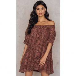 NA-KD Boho Sukienka z odkrytymi ramionami i obszernymi rękawami - Brown. Brązowe sukienki damskie NA-KD Boho, z bawełny, boho. W wyprzedaży za 38.99 zł.