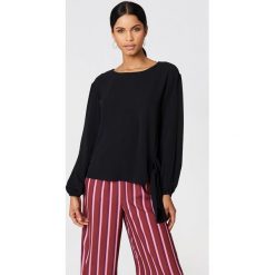 Rut&Circle Bluzka z rozcięciem na rękawie Julia - Black. Bluzki damskie marki Rut&Circle. W wyprzedaży za 40.47 zł.