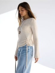 Sweter z ozdobnym wiązaniem - kremowy. Białe swetry damskie Reserved, l, bez wzorów, z dzianiny, bez kołnierzyka, bez ramiączek, bez kaptura. Za 119.99 zł.