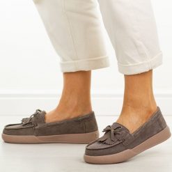 Brązowe skórzane mokasyny damskie Vinceza 93223. Białe mokasyny damskie VINCEZA, z jeansu, casualowe. W wyprzedaży za 192.72 zł.