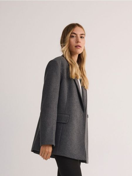 Płaszcz z wełną - szary. Szare płaszcze damskie Reserved, l, bez wzorów, z wełny, długie, bez kaptura. W wyprzedaży za 179.99 zł.