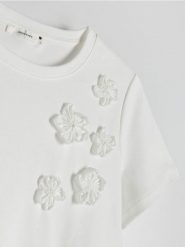 T-shirt z aplikacją - biały. Białe t-shirty damskie Reserved, l, z aplikacjami, z bawełny, bez kołnierzyka. W wyprzedaży za 59.99 zł.