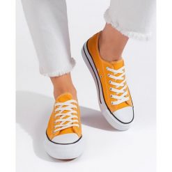 Żółte klasyczne wiązane trampki damskie. Żółte trampki i tenisówki damskie bez wzorów, klasyczne, bez zapięcia. Za 86.94 zł.