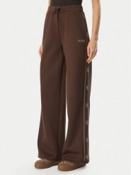 Guess Spodnie dresowe V5BB12 KCX22 Brązowy Regular Fit. Brązowe spodnie dresowe damskie Guess, xl, z aplikacjami, z dresówki. Za 474.99 zł.