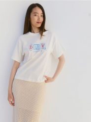Bawełniany t-shirt z nadrukiem - biały. Białe t-shirty damskie Reserved, l, bez wzorów, z bawełny, bez kołnierzyka. W wyprzedaży za 35.99 zł.