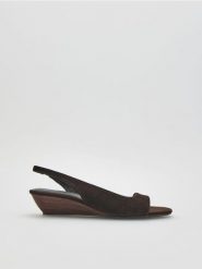 Zamszowe sandały na koturnie - ciemnobrązowy. Brązowe sandały damskie Reserved, bez wzorów, z zamszu, bez obcasa, na koturnie, bez zapięcia. Za 179.99 zł.