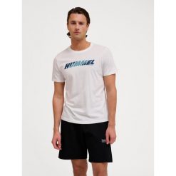 Koszulka z logo Hummel Graphic. Białe koszulki sportowe męskie Hummel, bez wzorów, z bawełny, bez kołnierzyka, bez ramiączek, na fitness i siłownię. Za 130.50 zł.
