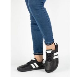 Buty skórzane damskie Joker Blackorwhite czarne – minimalistyczne sneakersy Olivier. Czarne półbuty damskie bez wzorów, z jeansu, eleganckie, bez obcasa, bez zapięcia. Za 392.97 zł.