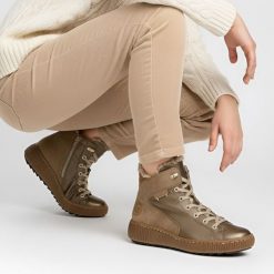 Trzewiki damskie Rieker, na filcu i na płaskim obcasie zapinane na zamek, brązowe-metaliczne, Z6614-90. Brązowe kozaki damskie Rieker, ze skóry, bez obcasa, na płaskiej podeszwie. Za 379.00 zł.