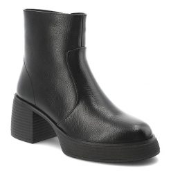 Botki damskie D&A by S.Barski o eleganckim fasonie z gładką cholewką stabilnym obcasem typu słupek i subtelną platformą czarne, CR62-3369 Black. Czarne kozaki damskie S.BARSKI, z jeansu, bez obcasa, na obcasie. Za 299.00 zł.