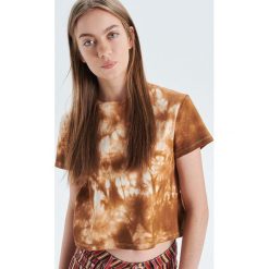 Koszulka tie dye - Brązowy. T-shirty damskie Cropp. W wyprzedaży za 19.99 zł.