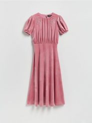 Welurowa sukienka midi - brudny róż. Czerwone sukienki damskie Reserved, l, bez wzorów, z dzianiny, bez kołnierzyka, bez ramiączek, midi, rozkloszowane. Za 279.99 zł.