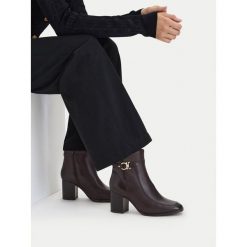 Botki Lasocki. Brązowe botki damskie Lasocki, bez obcasa, na słupku, bez zapięcia. Za 279.99 zł.