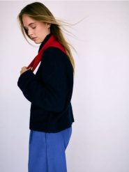 Sweter z domieszką wełny - granatowy. Niebieskie swetry damskie Reserved, l, bez wzorów, z dzianiny, bez kołnierzyka, bez ramiączek, bez kaptura. Za 159.99 zł.