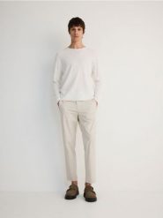 Bawełniane spodnie chino slim - jasnoszary. Szare spodnie materiałowe męskie Reserved, bez wzorów, z bawełny. W wyprzedaży za 49.99 zł.
