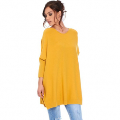 Sweter "Lacy" w kolorze musztardowym. Żółte swetry damskie Cosy Winter, ze splotem, z asymetrycznym kołnierzem. W wyprzedaży za 181.95 zł.
