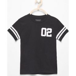 T-shirt z kontrastowym nadrukiem - Czarny. T-shirty dla chłopców Reserved, z nadrukiem, z kontrastowym kołnierzykiem. W wyprzedaży za 9.99 zł.