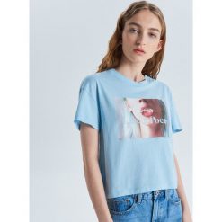 Krótka koszulka oversize z nadrukiem - Niebieski. T-shirty damskie Cropp. W wyprzedaży za 19.99 zł.