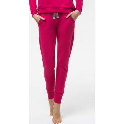 Cardio Bunny - Spodnie Poppy. Czerwone spodnie sportowe damskie Cardio Bunny, z nadrukiem, z bawełny. W wyprzedaży za 129.90 zł.