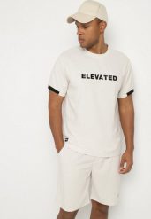 Jasnobeżowa Koszulka T-shirt z Napisem ELAVATED Kolianis. Brązowe t-shirty męskie Born2be, m, bez wzorów, klasyczne, bez kołnierzyka. Za 44.99 zł.