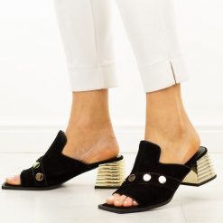 Czarne skórzane klapki damskie DiA 3143. Czarne klapki damskie DiA, bez wzorów, ze skóry, eleganckie, bez obcasa, na obcasie. Za 379.00 zł.