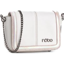 Torebka NOBO - NBAG-0670-C000 Biały Z Różowym. Białe listonoszki damskie Nobo, ze skóry ekologicznej. W wyprzedaży za 119.00 zł.