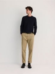 Strukturalny sweter z bawełny - granatowy. Niebieskie swetry przez głowę męskie Reserved, l, bez wzorów, z bawełny, bez kołnierzyka. W wyprzedaży za 59.99 zł.