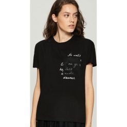 T-shirt z hasłem - Czarny. Czarne t-shirty damskie Sinsay. Za 29.99 zł.